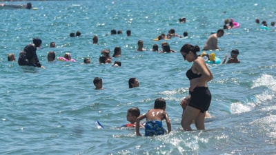 Antalya'da sıcak havadan bunalanlar sahillere akın etti