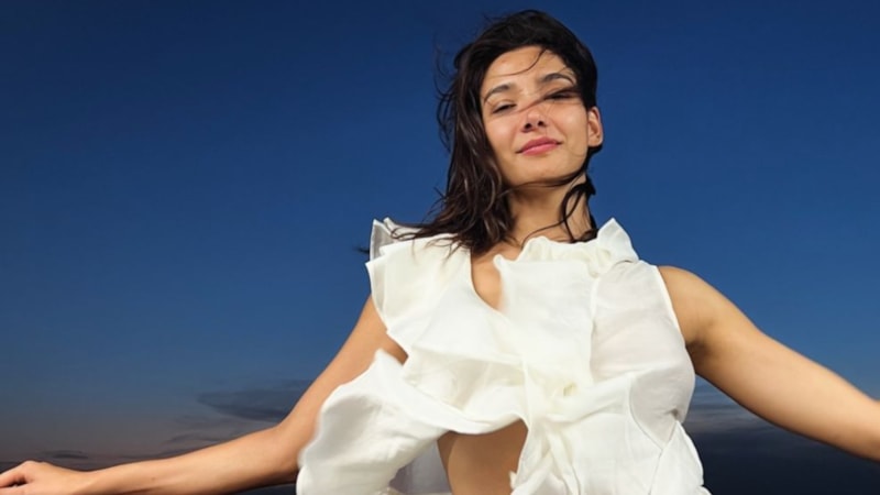 Aybüke Pusat siyah mini elbisesiyle takipçilerinden tam not aldı! 'Doğal güzellik'