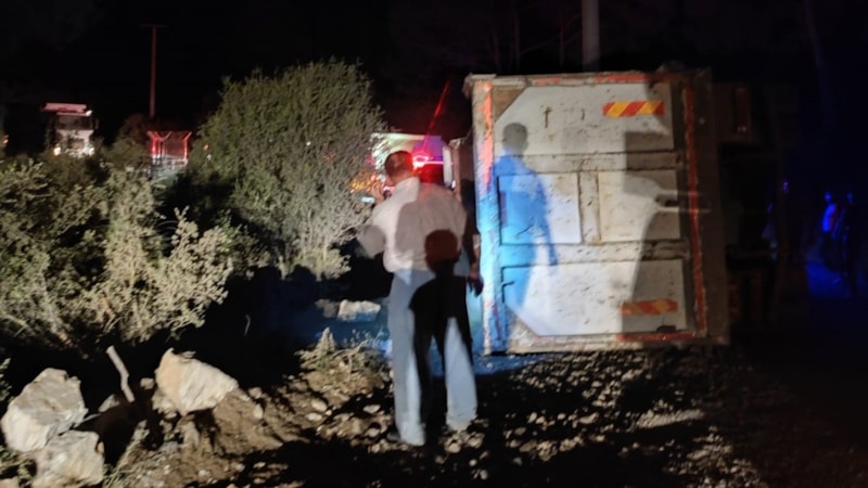 İzmir'de devrilen kamyonun sürücüsü hayatını kaybetti