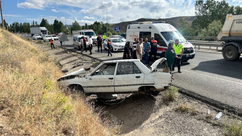 Sivas’ta otomobil devrildi: 1 ölü, 4 yaralı