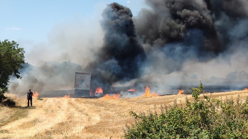 Kırklareli'nde buğday yüklü tırda çıkan yangın anızlık alana sıçradı