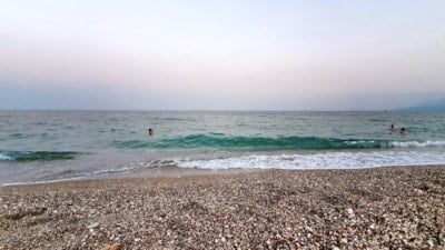 Konyaaltı Sahili’ndeki büyük tehlike: Taşların altından bakın ne çıktı