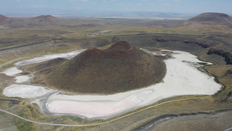 Meke Gölü, kurumasına rağmen ziyaretçilerini ağırlıyor