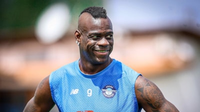 Mario Balotelli'nin ilginç anları: Yerden kalkamadı...