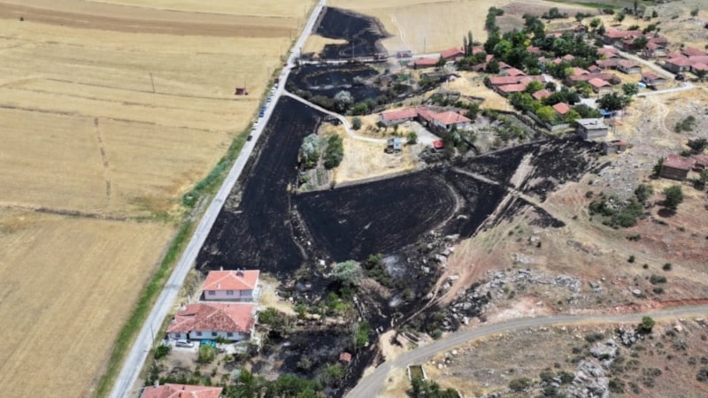 Çorum'da temizlik için yakılan ateş 600 balya samanı küle çevirdi