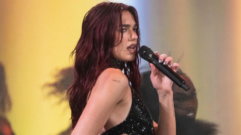 File çorabını giydi, kemerini sıktı! Dua Lipa yine ağızları açık bıraktı...