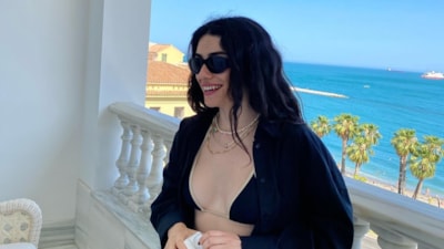 Oyuncu Hazar Ergüçlü'den tatil fotoğrafı geldi!  Minik bikinisine yorum yağdı