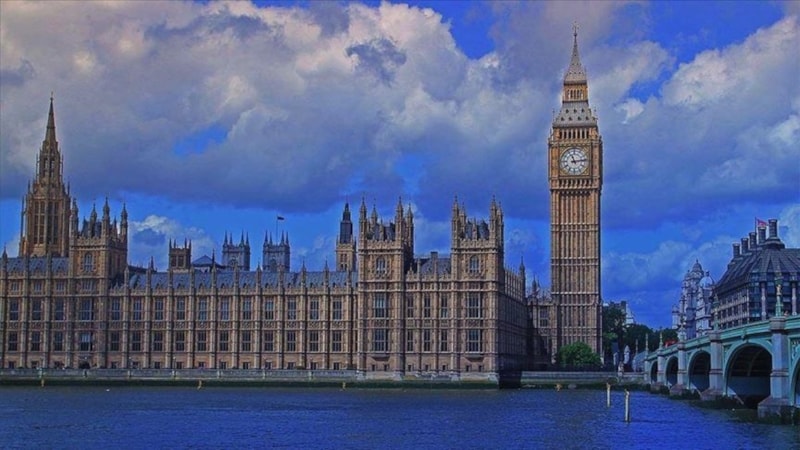 İngiltere'de Avam Kamarası'nda çoğunluğu İşçi Partisi elde etti