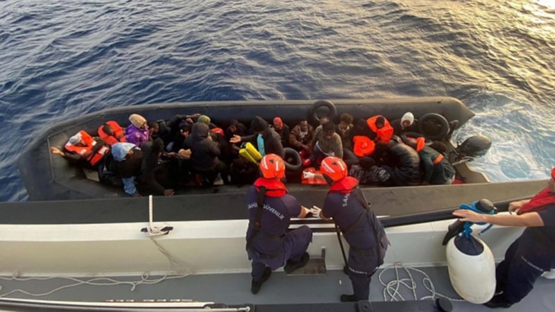 İzmir'de 33 düzensiz göçmen yakalandı