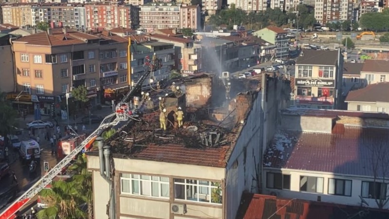 Alibeyköy'de 4 katlı binada yangın