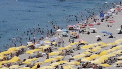 Antalya'da sıcaklık 41 dereceyi gördü: Sahiller doldu