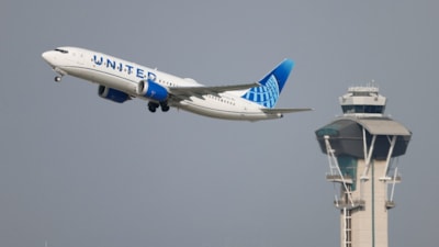 ABD'de kalkış sırasında yolcu uçağının tekerleği düştü