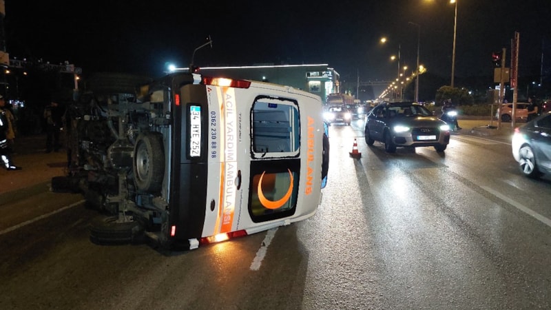 Samsun'da ambulans ile otomobilin çarpıştığı kazada 3 kişi yaralandı