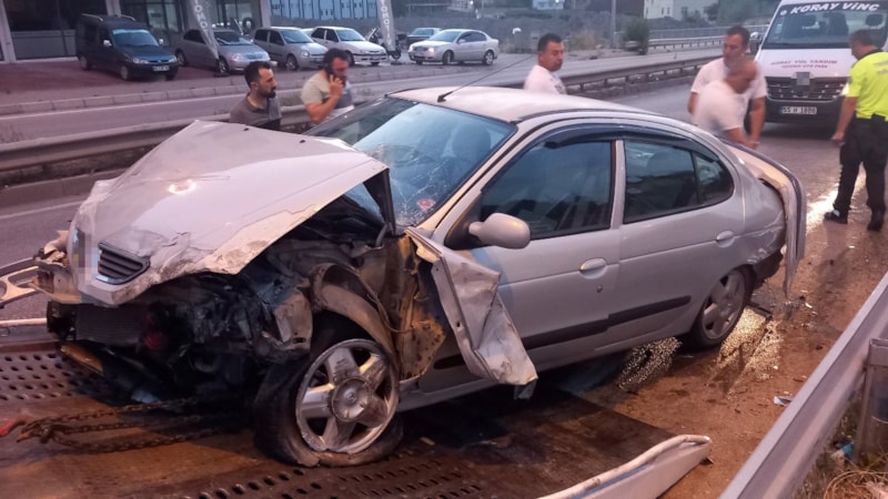 Samsun'da otomobil tıra çarptı: 6 yaralı