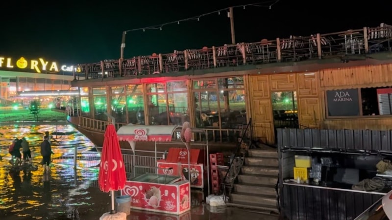 Ağrı'da sağanak, tekneden dönüştürülen kafeyi sürükledi