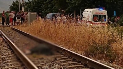 Aydın'da bariyer kapalıyken karşıya geçmeye çalışanlara tren çarptı: 1 ölü 1 yaralı