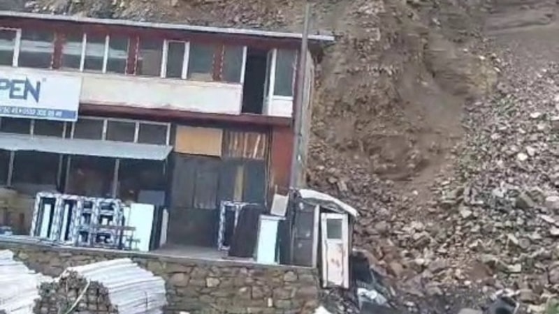 Erzurum'da heyelanda dağdan kopan kaya parçaları evlere doldu