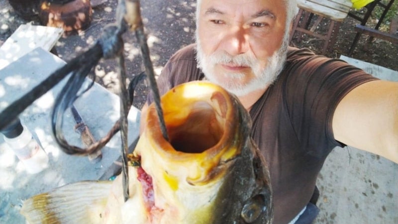 Denizli'de tarlada oluşan havuzda 5 kiloluk sazan