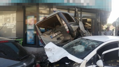 Isparta'da araçlar birbirine girdi: Ortalık savaş alanına döndü