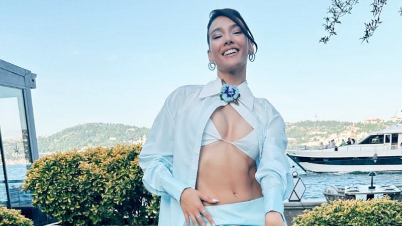 Aybüke Pusat derin yırtmacıyla olay yarattı! 'Dünyanın en güzel kadını'