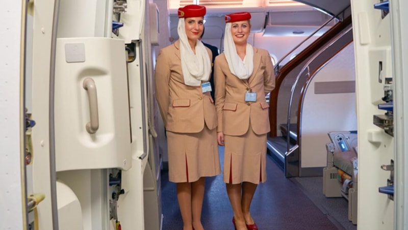 Hosteslerin uçakta yolcu karşılarken ellerini arkada tutmasının nedeni bakın neymiş…