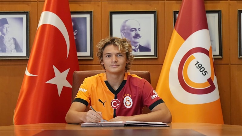 Galatasaray, Efe Akman'la profesyonel sözleşme imzaladı