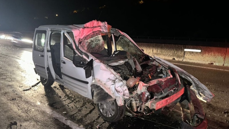 Sakarya'da tıra çarpan aracın sürücüsü ağır yaralandı