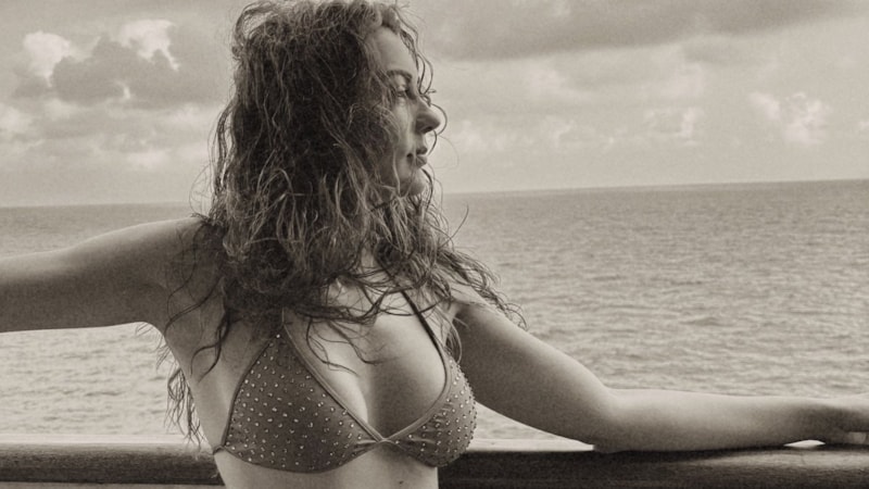 Güzel oyuncu Burcu Özberk cruise gemisine bindi! Bikinili karelerini de paylaşmayı ihmal etmedi