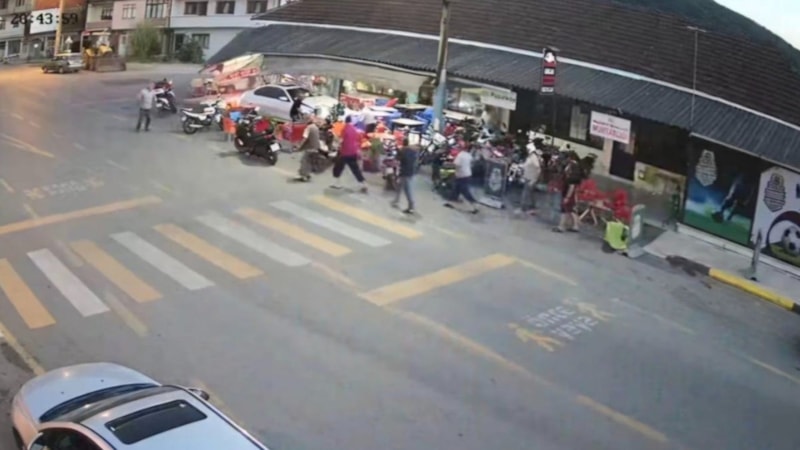 Sakarya'da otomobiliyle kahvehaneye daldı