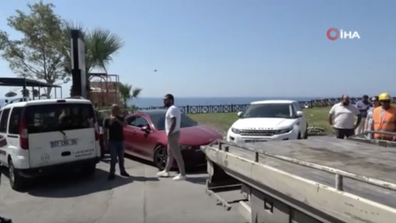 Antalya'da asansör yıkımına karşı lüks cipini barikat yaptı