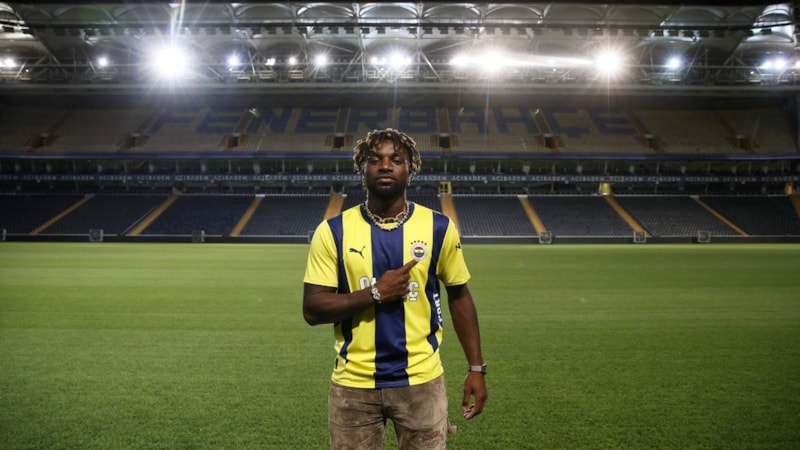 Allan Saint-Maximin hızlı başladı! Galatasaraylı ve Trabzonsporlu taraftarlara olay gönderme