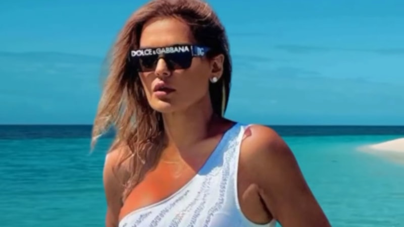 Kiloları veren Demet Akalın kendini paylaşmaya doymuyor! Siyah bikinisiyle poz verdi