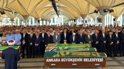 Temel Karamollaoğlu'nun annesi son yolculuğuna uğurlandı