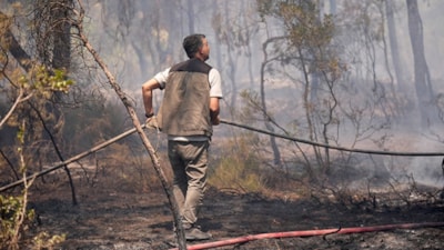 İzmir'de ormancılar, yaralandıkları halde evlere varmadan yangını söndürdü