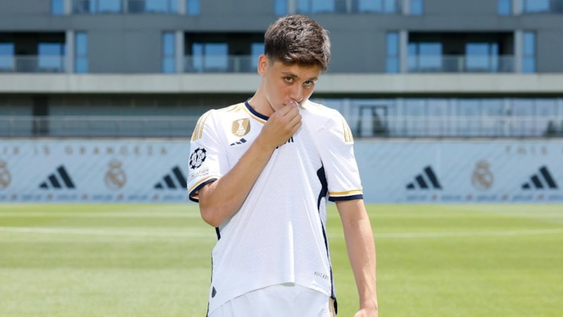 Arda Güler sevgilisiyle Bodrum'da! Görenler şaşırdı! 'Aman göbeğe dikkat Arda'