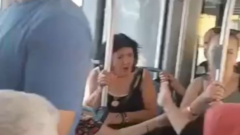 Bursa'da otobüsteki yer tartışması kamerada