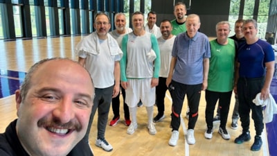 Cumhurbaşkanı Erdoğan, KKTC dönüşü milletvekilleriyle basketbol maçı yaptı