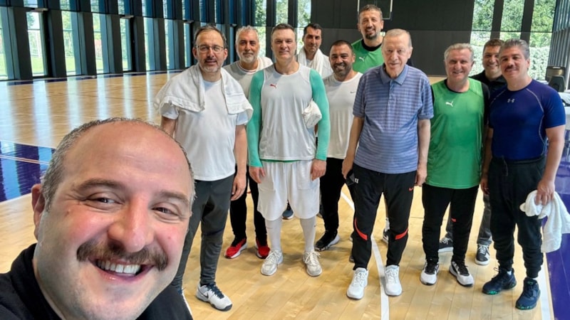 Cumhurbaşkanı Erdoğan, KKTC dönüşü milletvekilleriyle basketbol maçı yaptı