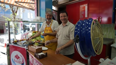 İstanbul'da esnaf türkü söyleyerek serinliyor