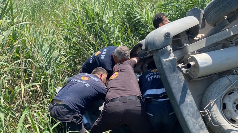 Van'da otomobil takla attı: Sıkışan kadının imdadına ekipler yetişti