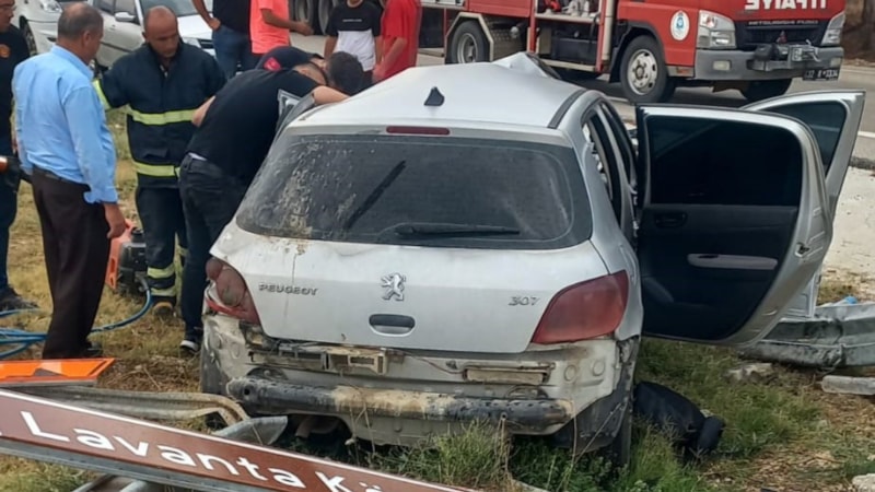 Isparta’da otomobil kamyona arkadan çarptı: 2 ölü