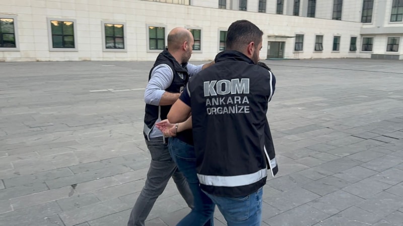 Ankara'da FETÖ firarisi eski polis, gizli bölmede yakalandı