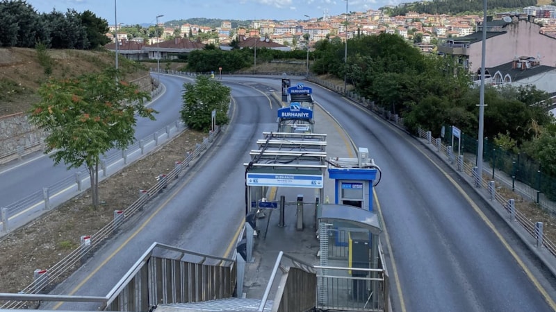 Ne inen var, ne binen! O metrobüs durağı herkesi şaşırtıyor...