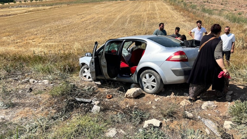 Burdur'da yoldan çıkan otomobil araziye savruldu: 8 yaralı