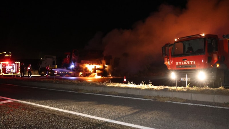 Nevşehir’de seyir halindeki tır alev alev yandı