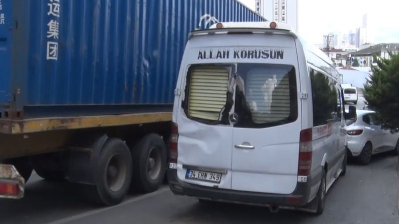 Esenyurt'ta freni boşalan tır, 5 araca çarptı