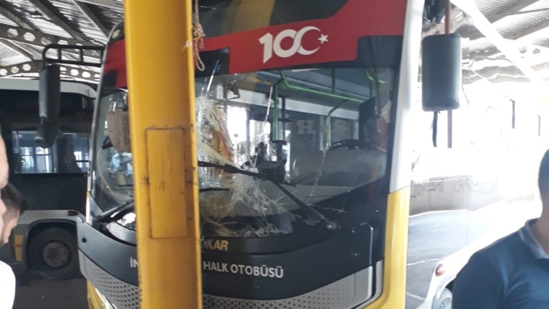 Bursa'da park halindeyken hareket eden özel halk otobüsü, 2 şoföre çarptı