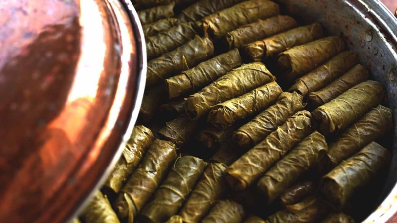 Yaprak sarması yaparken üzerini tabakla değil onunla kapatın, sarmaların lezzetine doymayın...