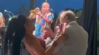 Rahmi Koç'un gece eğlencesi: Sahneden inmedi