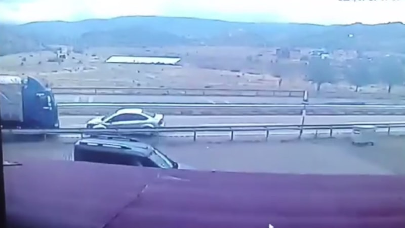 Kastamonu'da ters dönen otomobile kamyon çarptı